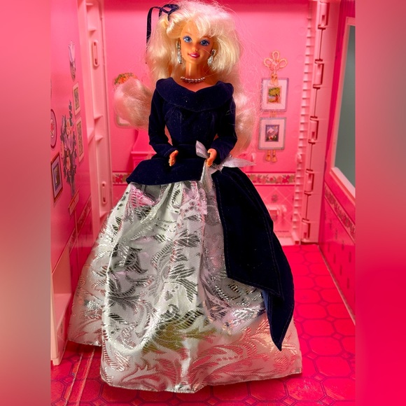 WINTER VELVET Barbie Doll Avon Exclusive 1995 SE 1st in Series Mattel - Picture 2 of 5